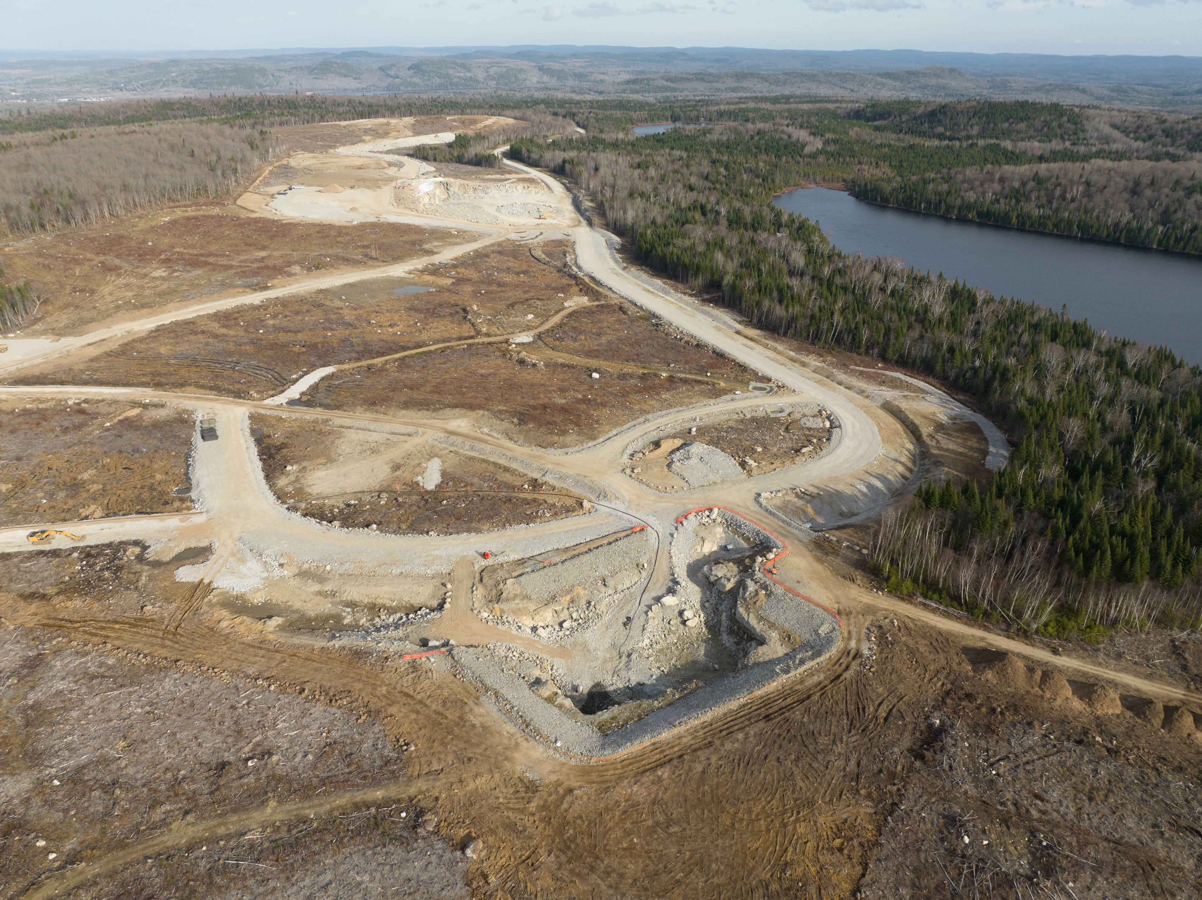 Destruction massive tout près du Lac-aux-pierres - mine NMG
